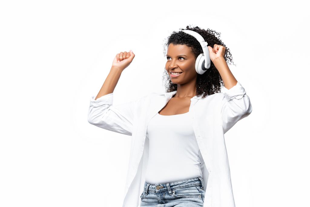 Africano americano mulher em fones de ouvido mostrando sim gesto isolado em branco  - Foto, Imagem