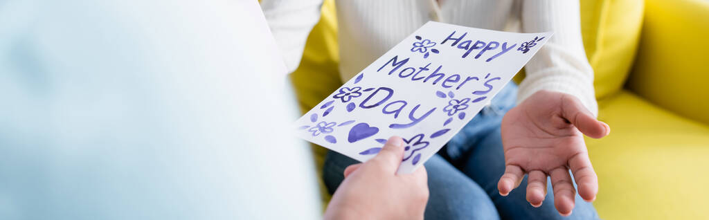 bijgesneden mening van het kind met gelukkige moeders dagkaart in de buurt van Afrikaanse Amerikaanse moeder, banner - Foto, afbeelding