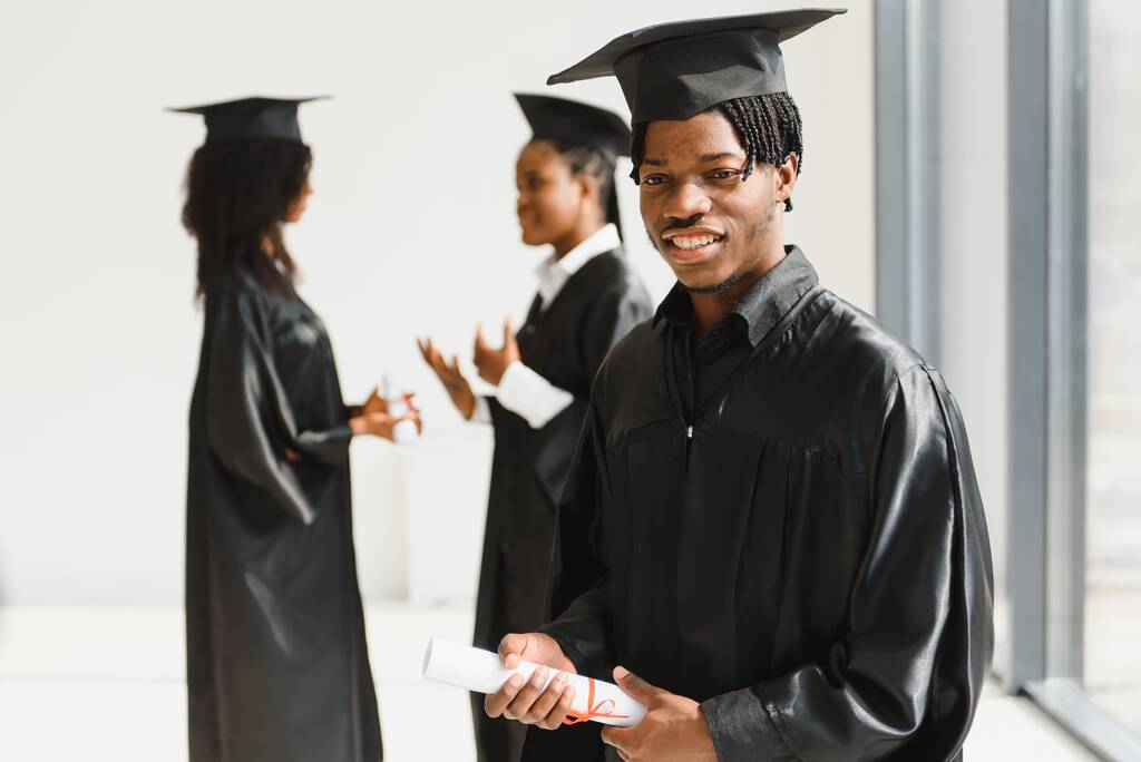 Optimistische junge Hochschulabsolventen beim Abschluss - Foto, Bild