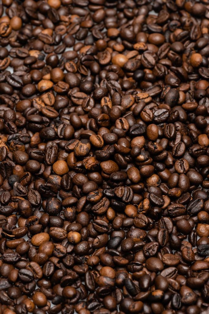 vista superior de granos de café frescos y marrón - Foto, imagen