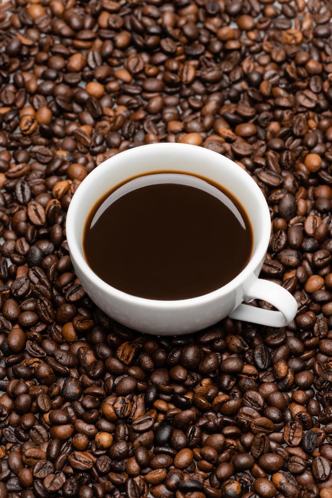 黒豆にコーヒーを入れた白いカップの角度の高い眺め  - 写真・画像