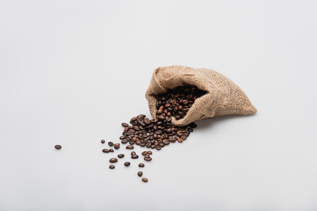 bolsa de saco hessian con granos de café tostados en blanco - Foto, Imagen
