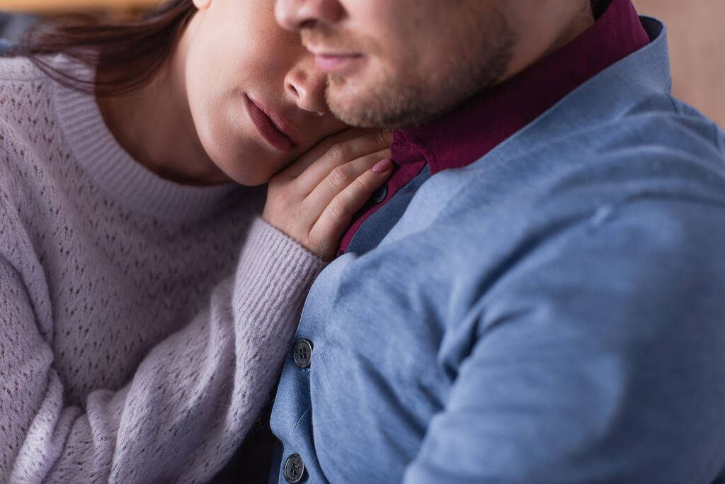 Vista recortada de la mujer tocando hombro del marido en primer plano borrosa  - Foto, imagen