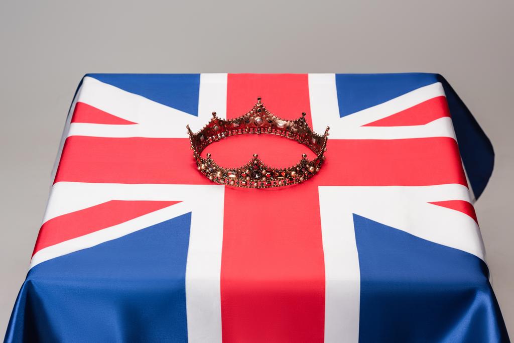 corona real de lujo en la bandera jack unión aislado en gris - Foto, imagen