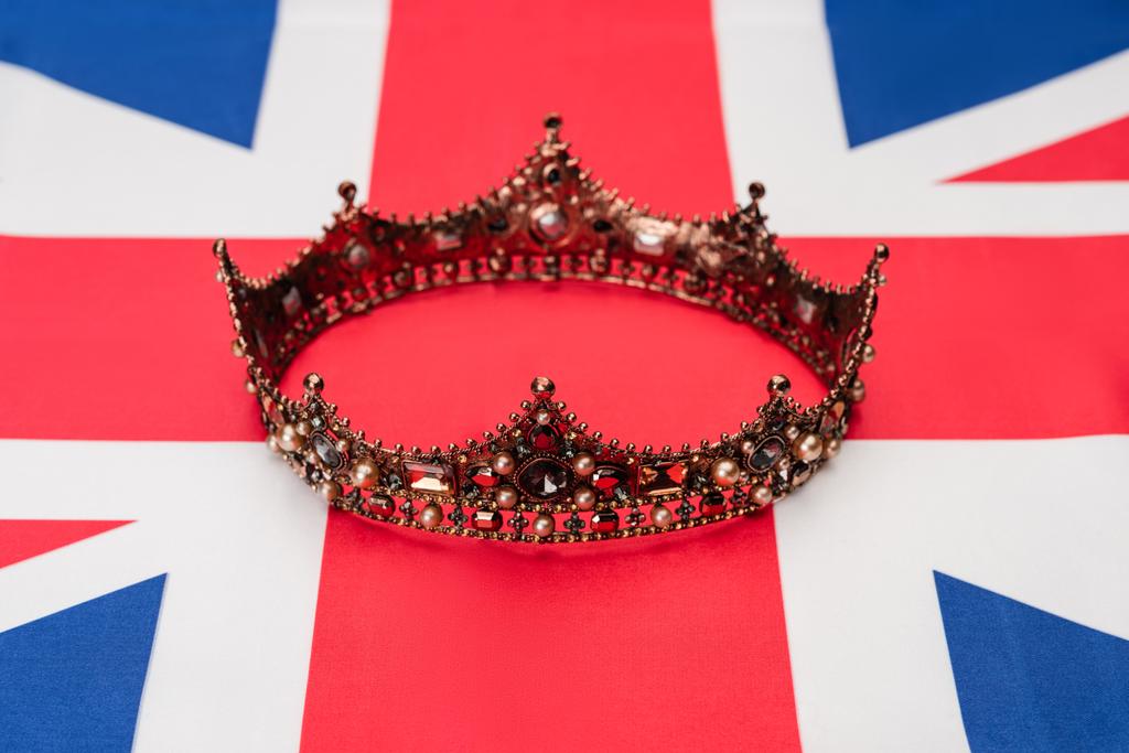 corona real de oro en la bandera británica  - Foto, imagen