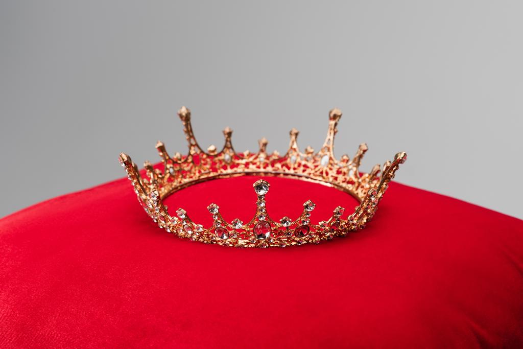 luksusowa korona na czerwonej aksamitnej poduszce odizolowana na szaro - Zdjęcie, obraz