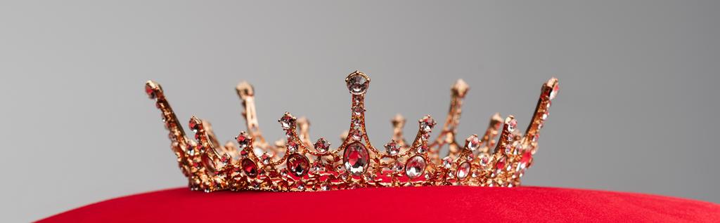 灰色のバナーに隔離された赤いベルベットのクッションの上の豪華な王室の王冠 ロイヤリティフリー写真 画像素材