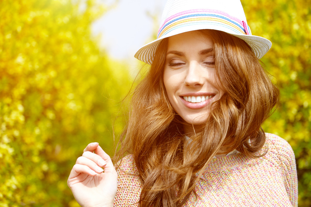 Chica con sombrero en el parque de primavera
 - Foto, imagen