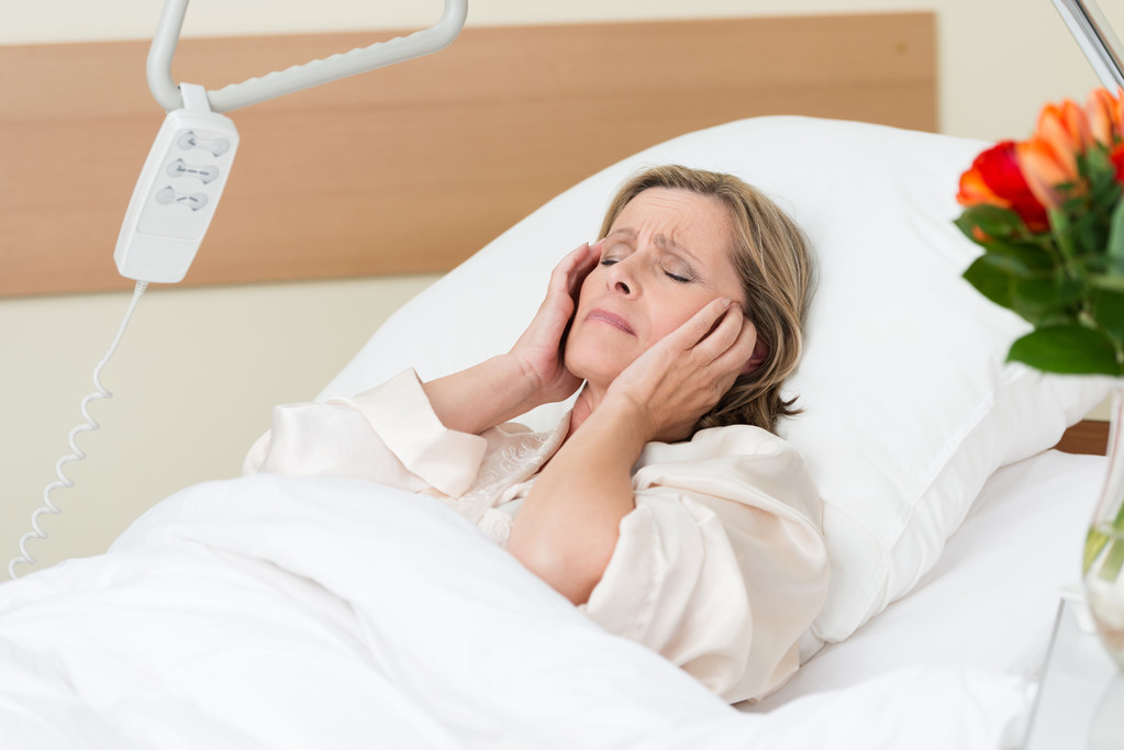 Frau mit Schmerzen im Krankenhausbett - Foto, Bild