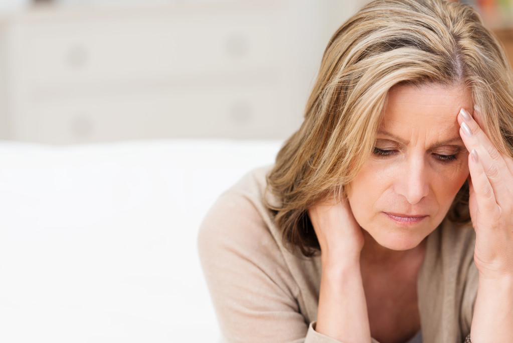 Frau leidet unter Stressgrimassen vor Schmerzen - Foto, Bild