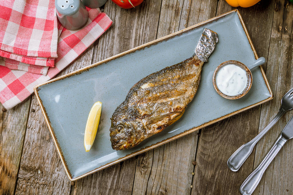 Nahaufnahme von Dorado Fisch auf dem Grill zubereitet  - Foto, Bild