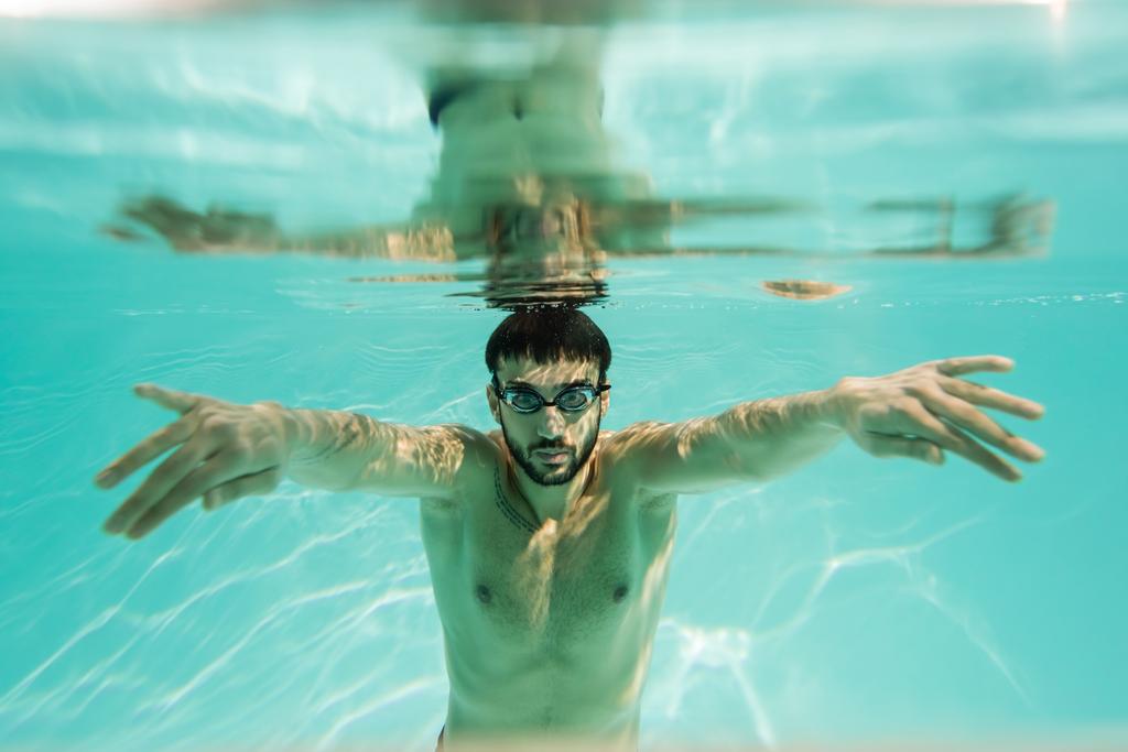 Nadador árabe mergulhando subaquático com reflexão  - Foto, Imagem