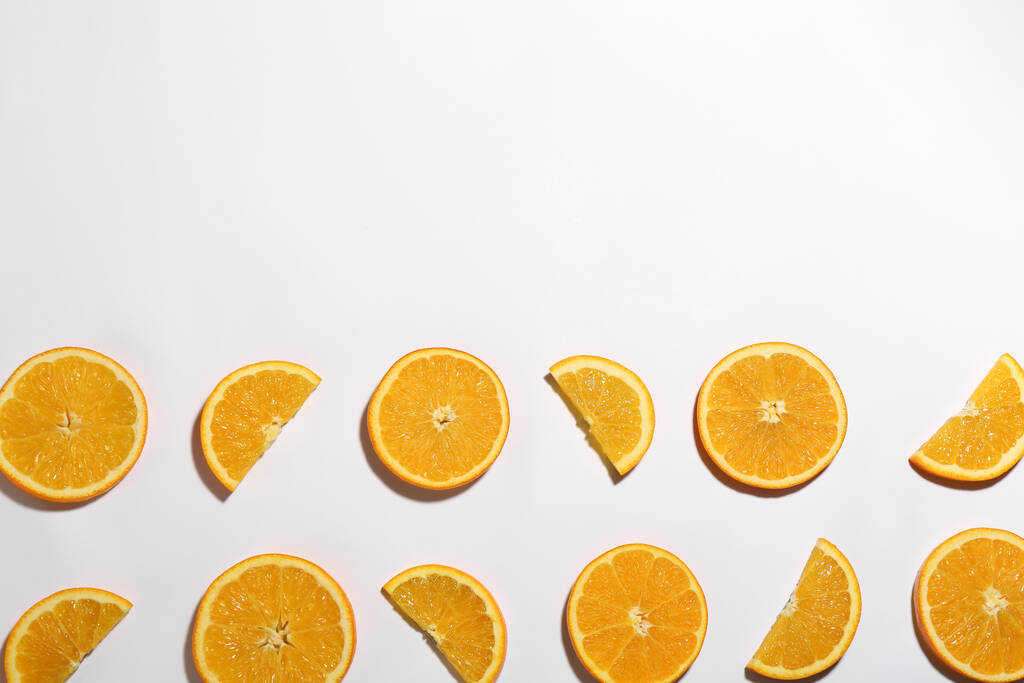 Vlakke lay compositie met verse rijpe sinaasappels op witte ondergrond. Ruimte voor tekst - Foto, afbeelding