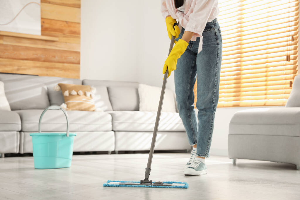 Mujer limpiando piso con fregona en casa, primer plano - Foto, Imagen