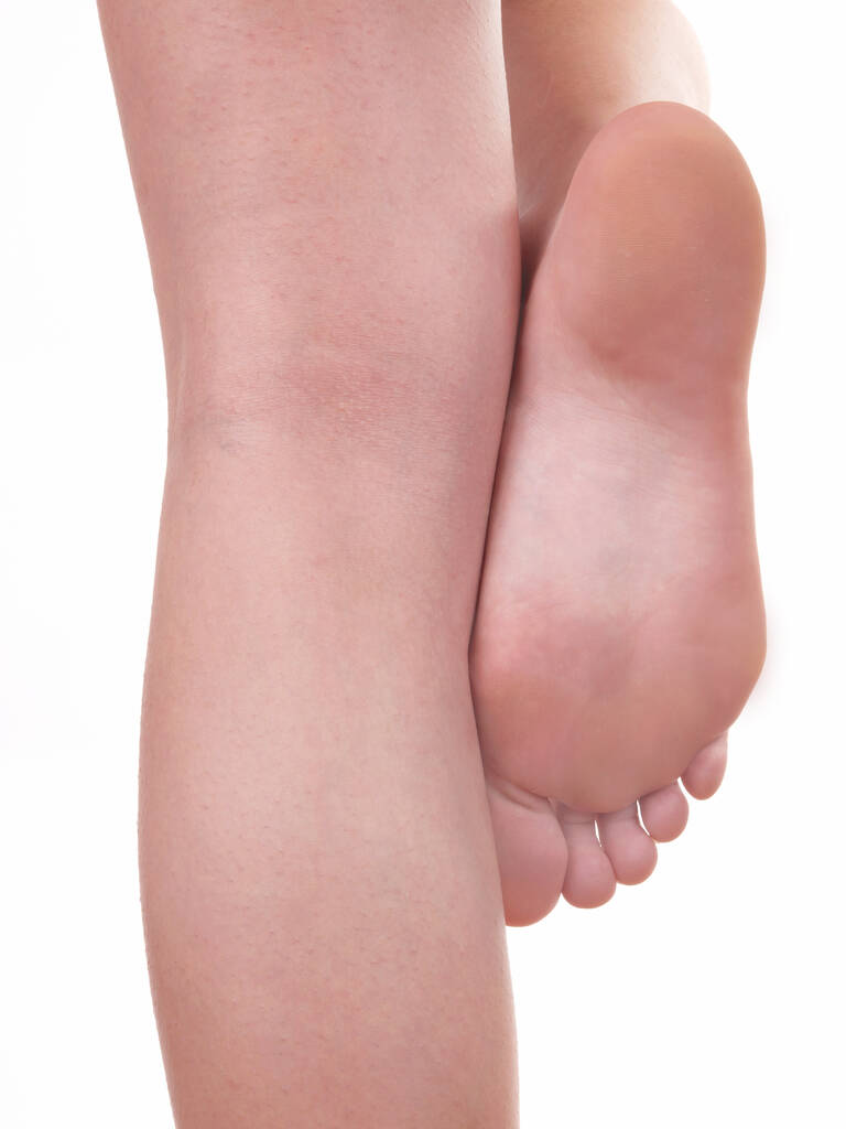 Belle gambe e piedi femminili su uno sfondo bianco - Foto, immagini
