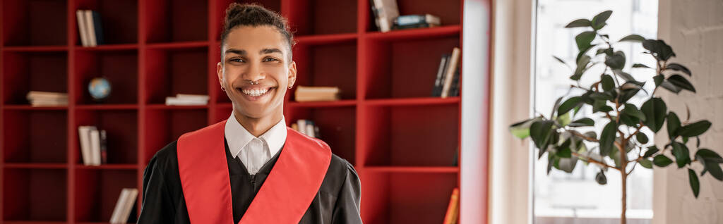 heureux afro-américain étudiant en robe de graduation, bannière - Photo, image