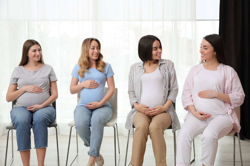 室内で妊婦のためのコースで妊婦のグループ - 写真・画像