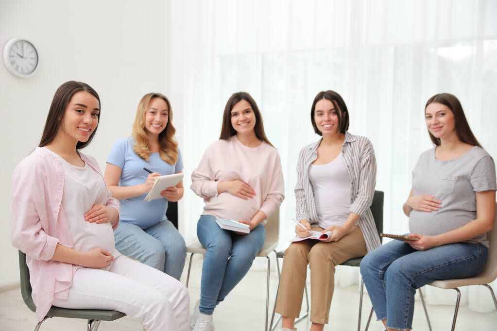 Группа беременных женщин на курсах для будущих мам в помещении - Фото, изображение