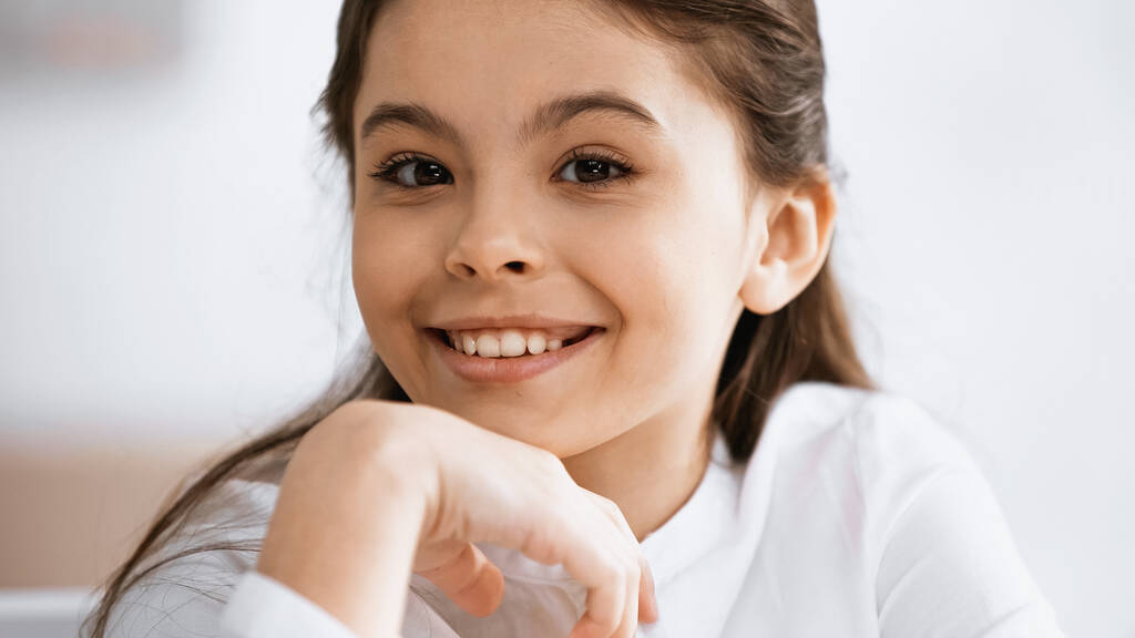 Portrait de fille souriante regardant la caméra  - Photo, image