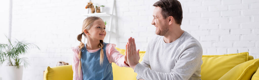joyeux père et fille donnant haute cinq tout en se souriant, bannière - Photo, image