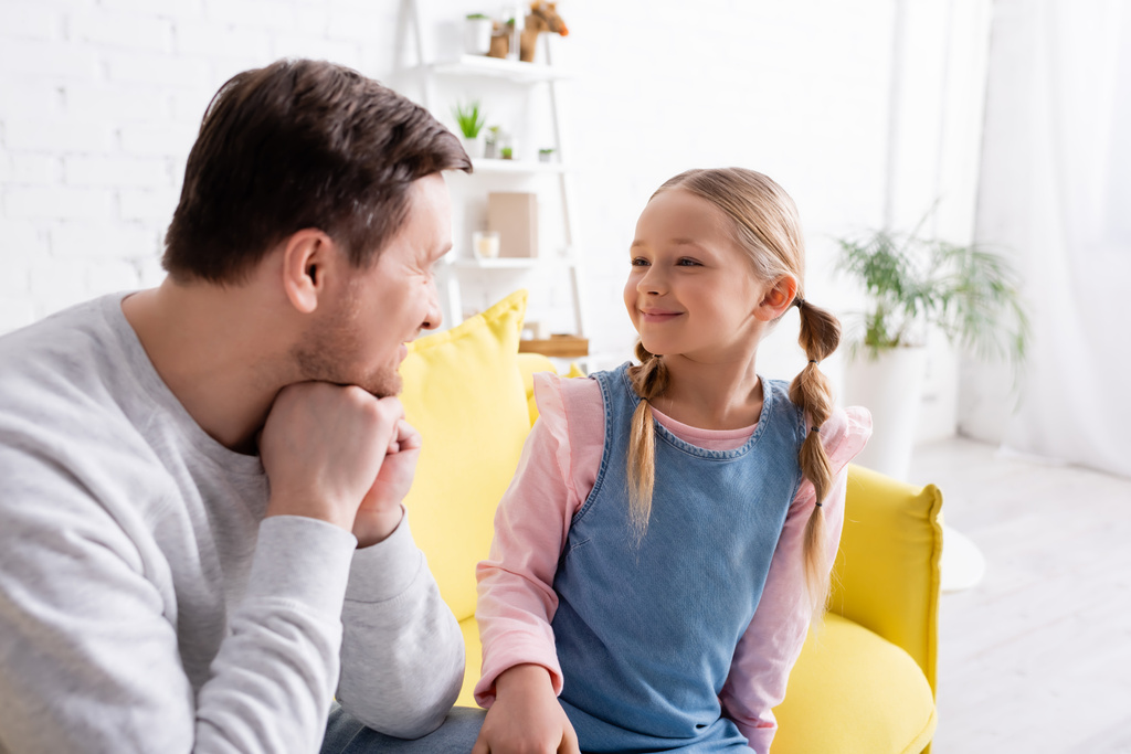 ενήλικος άντρας μιλάει με χαρούμενη κόρη στο σπίτι - Φωτογραφία, εικόνα