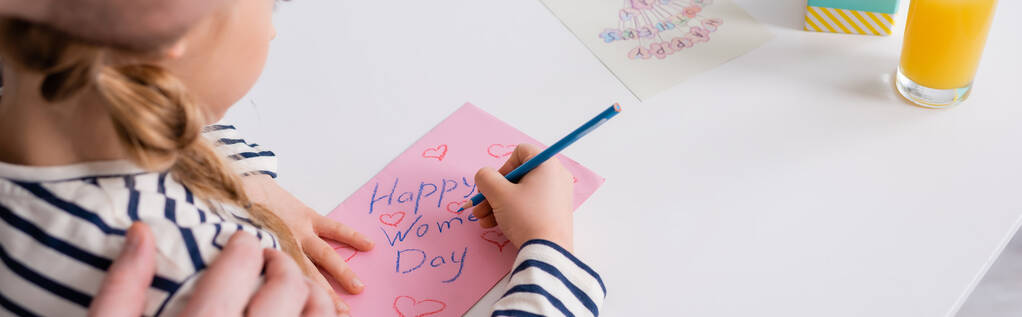 vue partielle de l'homme touchant l'épaule de sa fille dessinant une carte de jour pour femmes heureuses, avant-plan flou, bannière - Photo, image