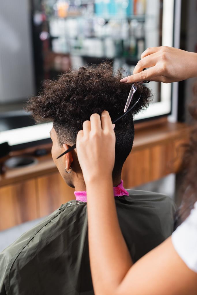 Coiffeur afro-américain avec peigne client de coupe de cheveux  - Photo, image
