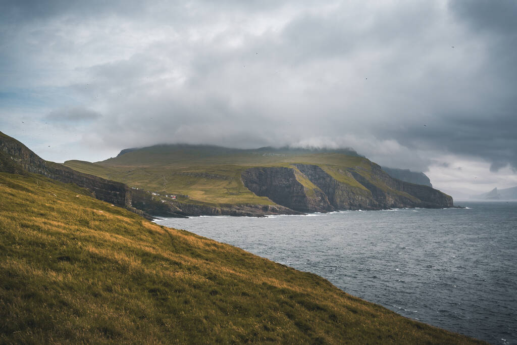 Gyönyörű Mykines-sziget zöld füves tájakkal és Atlanti-óceánnal. Mykines-sziget, Feröer-szigetek, Európa. - Fotó, kép