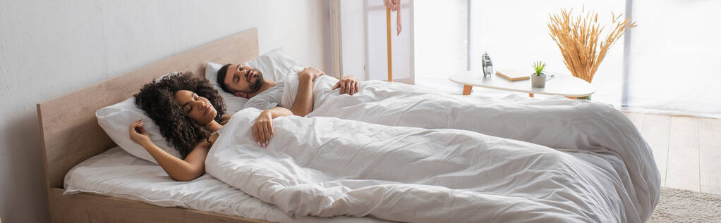 többnemzetiségű pár együtt alszik az ágyban, banner - Fotó, kép