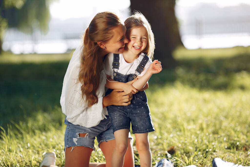 Mère avec sa fille jouant dans un parc d'été
 - Photo, image