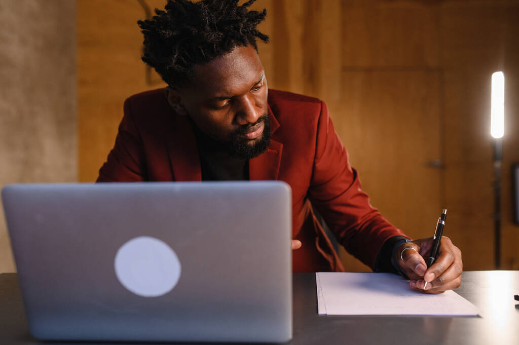 Siyah bir adam, yüzünün yakın plan dizüstü bilgisayarında çalışıyor. video konferansları - Fotoğraf, Görsel
