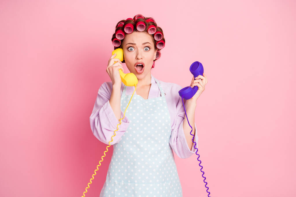 Πορτρέτο της ελκυστική χέρια πρόσωπο κατέχουν δύο παλιά τηλέφωνα ανοιχτό στόμα απομονωμένο σε ροζ φόντο χρώμα - Φωτογραφία, εικόνα