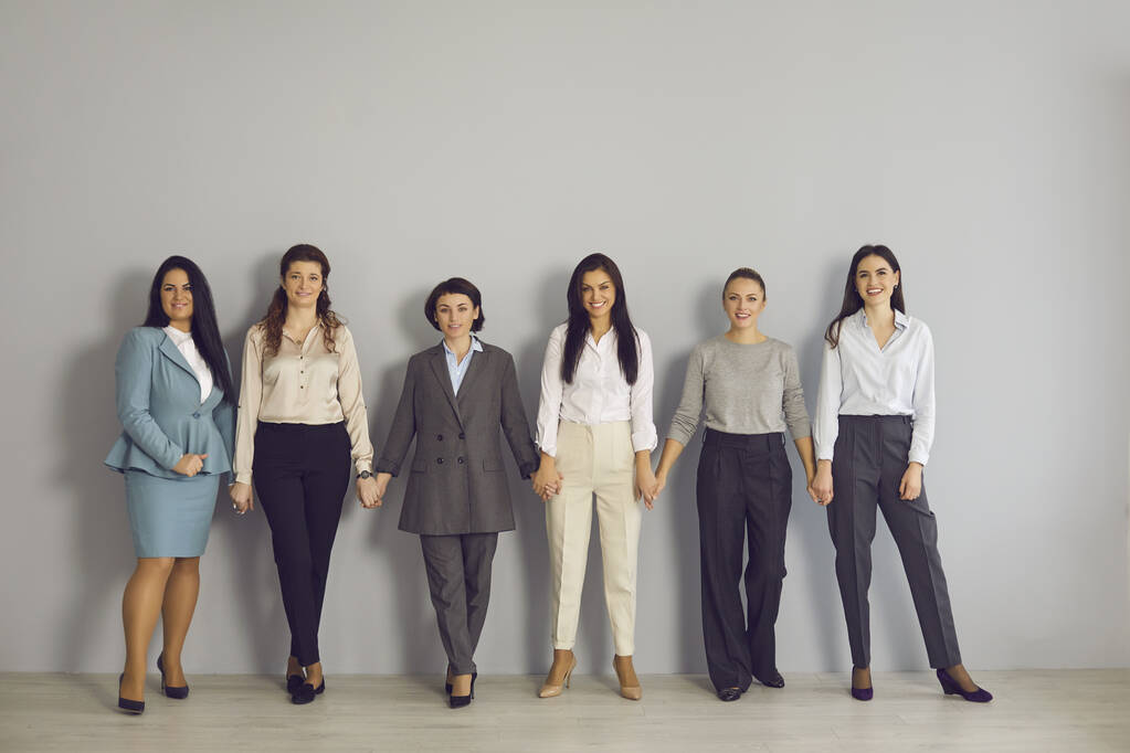 Gruppo di lavoro femminile, cooperazione, lavoro in ufficio - Foto, immagini