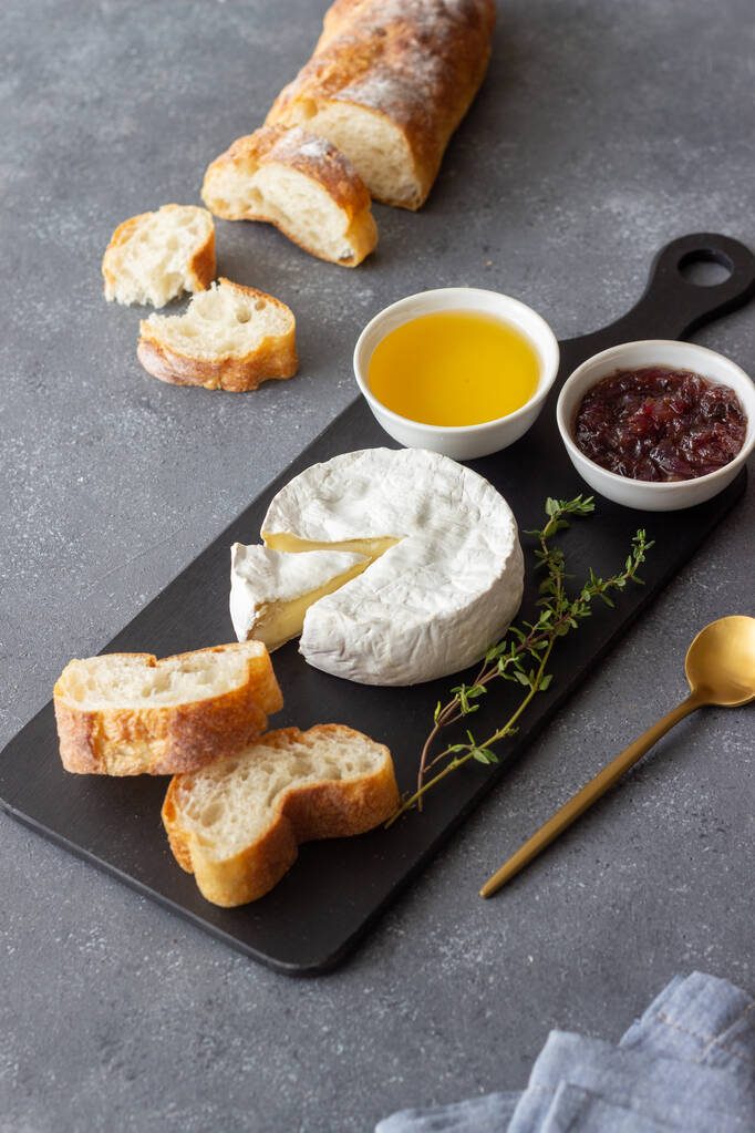 Fromage camembert avec toasts, miel et confiture. Collation au vin - Photo, image