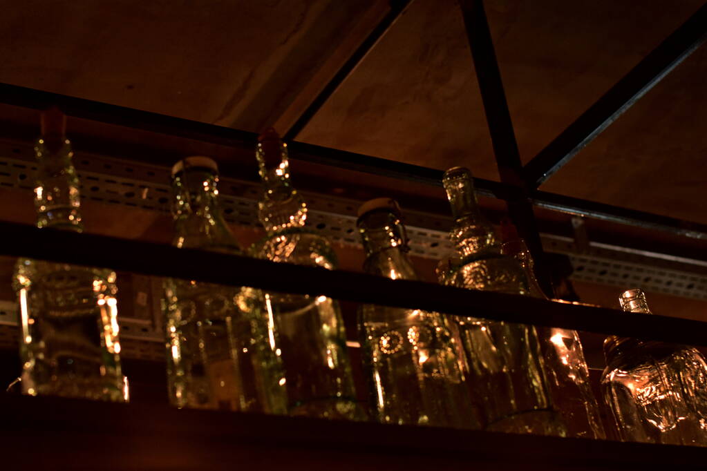 glazen op de toonbank in het café - Foto, afbeelding