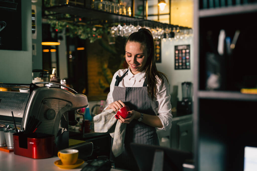 kelnerka przygotowująca kawę w restauracji - Zdjęcie, obraz