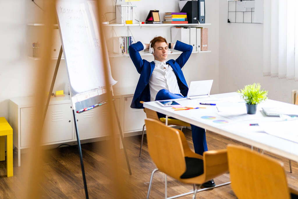 Employé d'entreprise travaillant au bureau Entrepreneur avec des vêtements décontractés intelligents colorés travaillant seul dans un bureau de démarrage - Photo, image