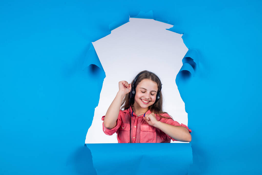 счастливая девочка-подросток носит наушники и слушает музыку, громкость - Фото, изображение