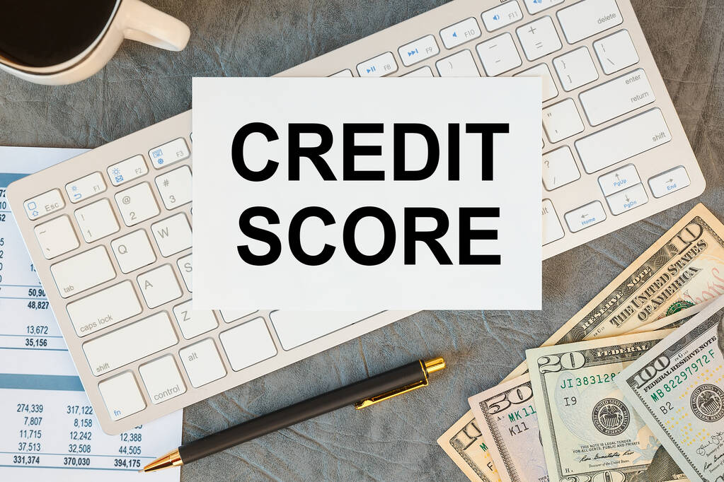 Credit Score is geschreven in een document op het bureau met kantooraccessoires, toetsenbord en diagram - Foto, afbeelding