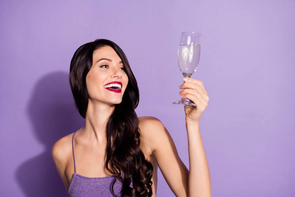 Foto de joven alegre chica feliz sonrisa positiva disfrutar de la bebida partido champán aislado sobre fondo de color púrpura - Foto, imagen