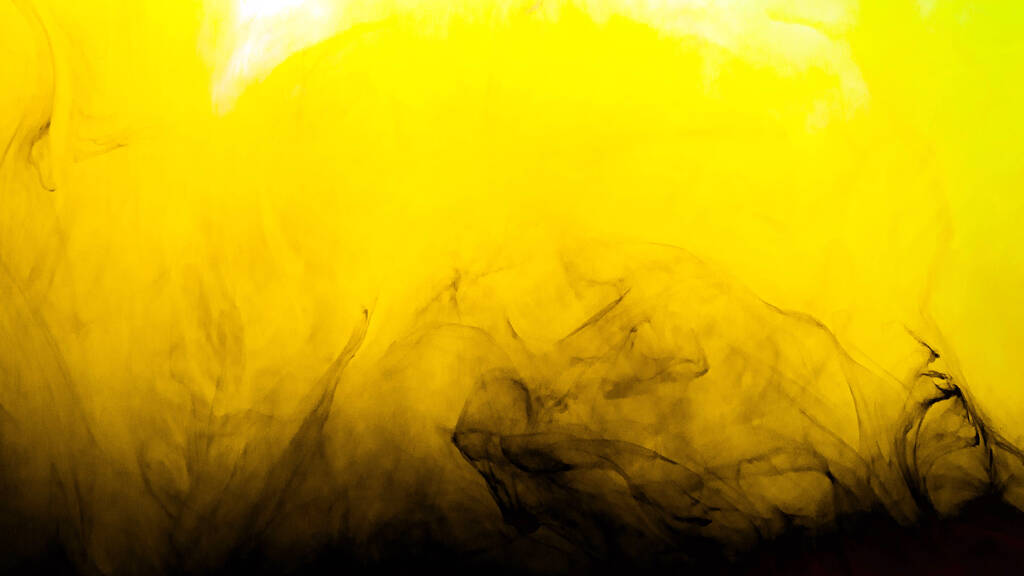 Fondo de pinturas acrílicas, tinta sobre fondo amarillo, espacio de copia, fondo de mármol, fondo abstracto. Textura colorida del chapoteo - Foto, Imagen