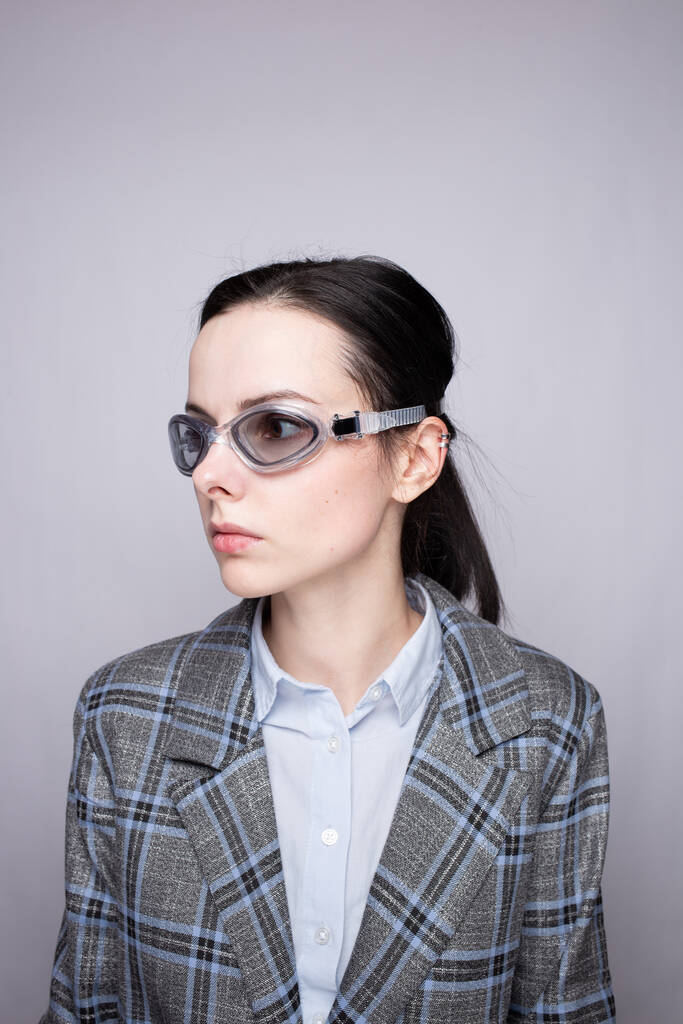 Kadın ofis çalışanı, yüzme gözlüğü takıyor. - Fotoğraf, Görsel