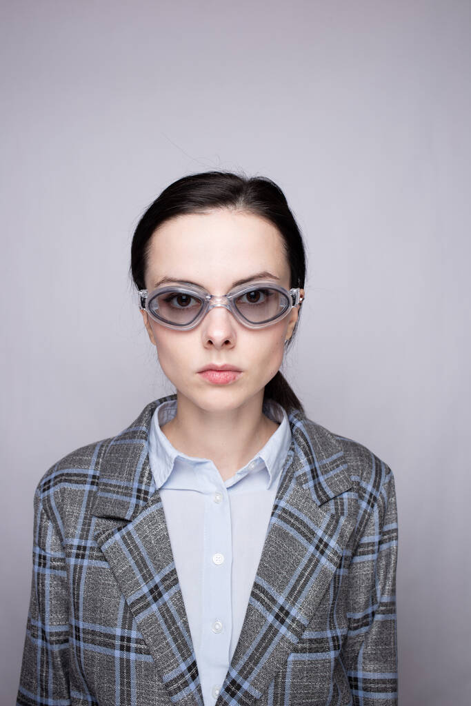 vrouw kantoor werknemer het dragen van zwembril - Foto, afbeelding
