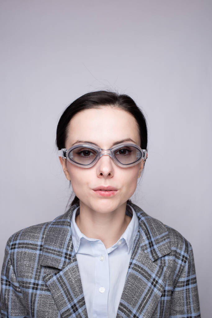 mujer gerente usando gafas de natación - Foto, Imagen