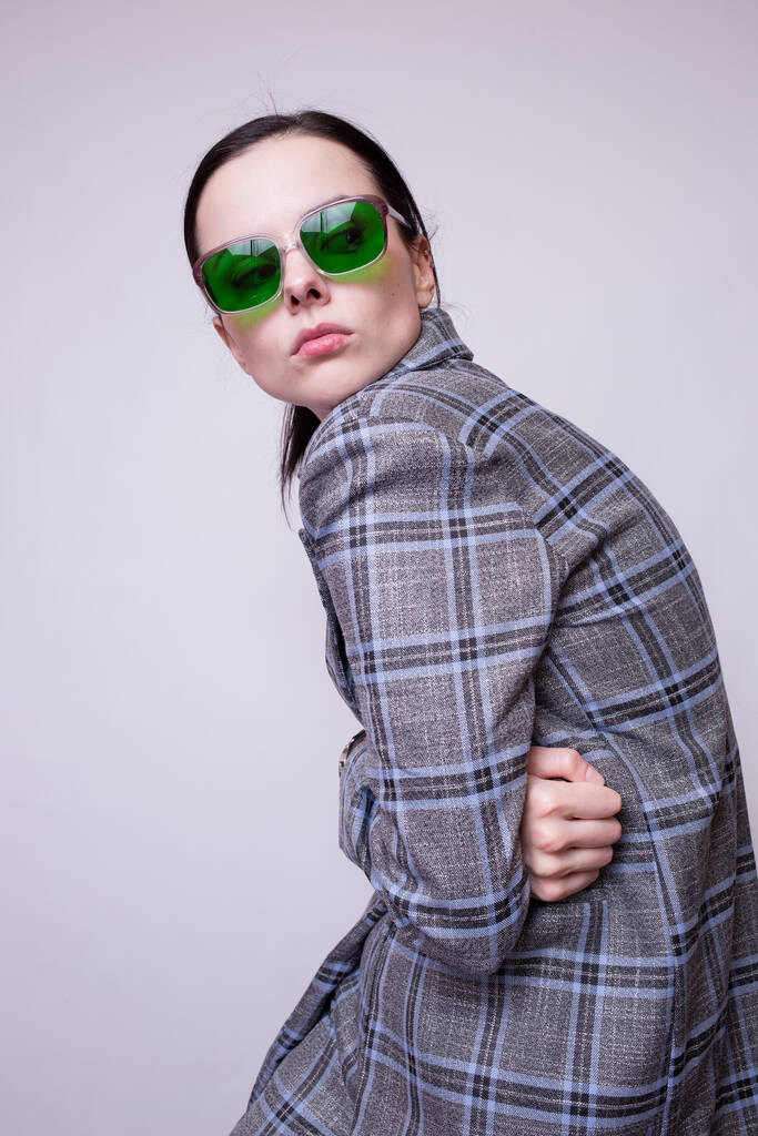mujer en gafas verdes y traje a cuadros gris - Foto, imagen