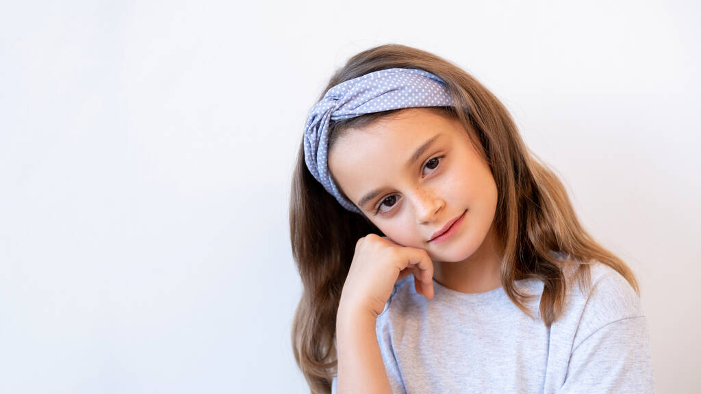 kind portret reclame achtergrond pensive meisje - Foto, afbeelding