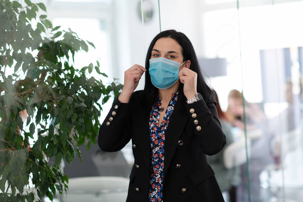 zakenvrouw portret in medisch beschermend masker - Foto, afbeelding