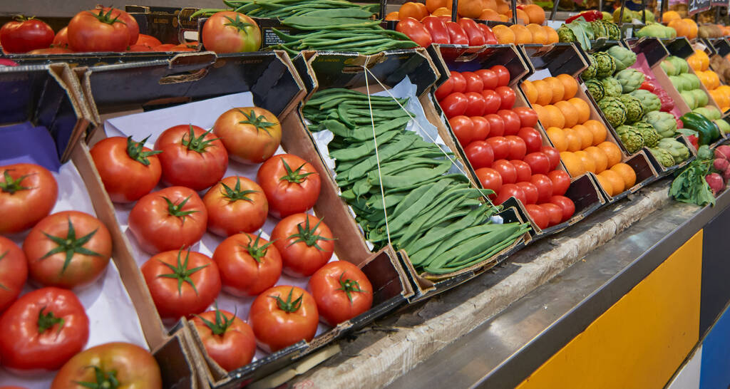 Een groenten- en fruitmarkt - Foto, afbeelding