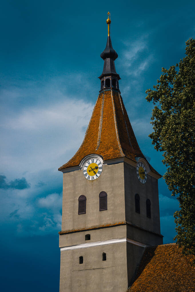 A famosa cidadela histórica de Rasnov sob um céu nublado na Romênia - Foto, Imagem