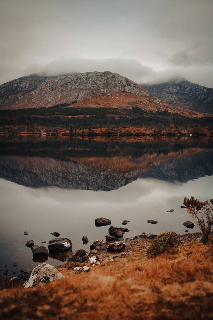 Захватывающий вид на красивый горный ландшафт с отражением в чистом озере - Фото, изображение